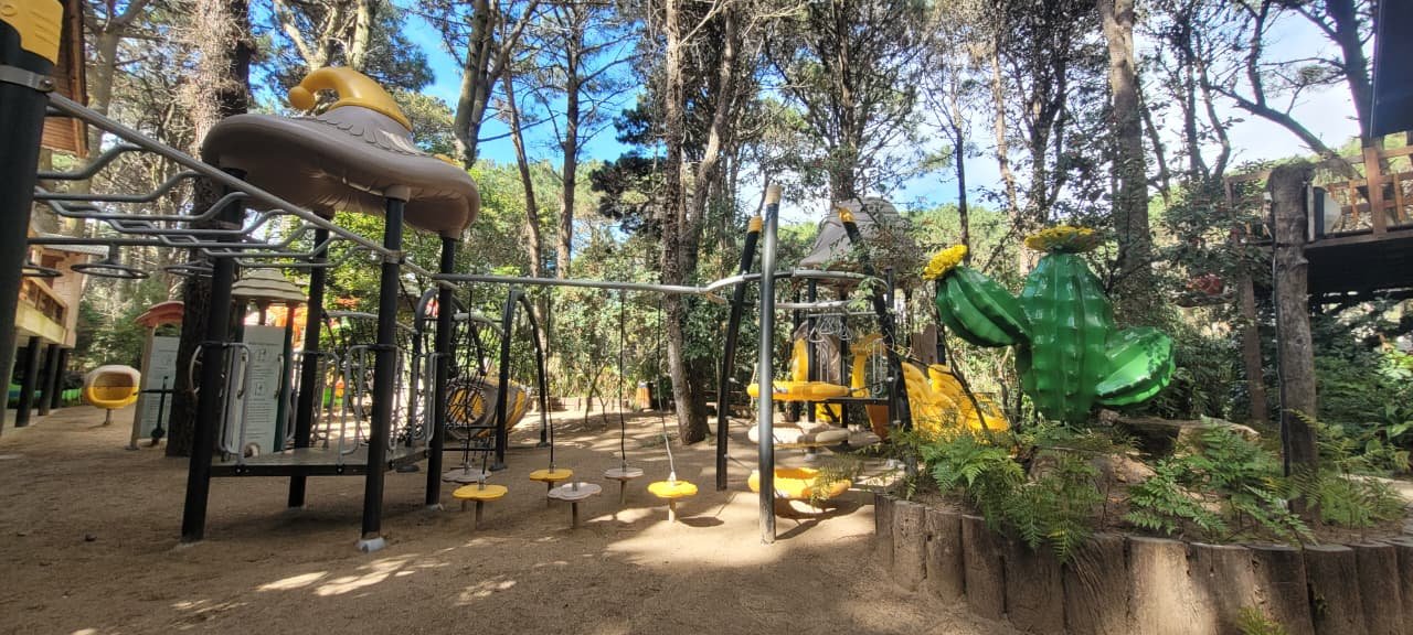 Juegos infantiles en Cabañas Mecohue en Costa del Este