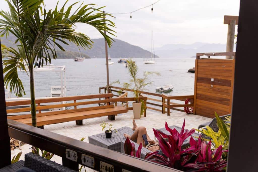 Vista desde Che Lagarto frente al mar en Vila do Abraão, Ilha Grande