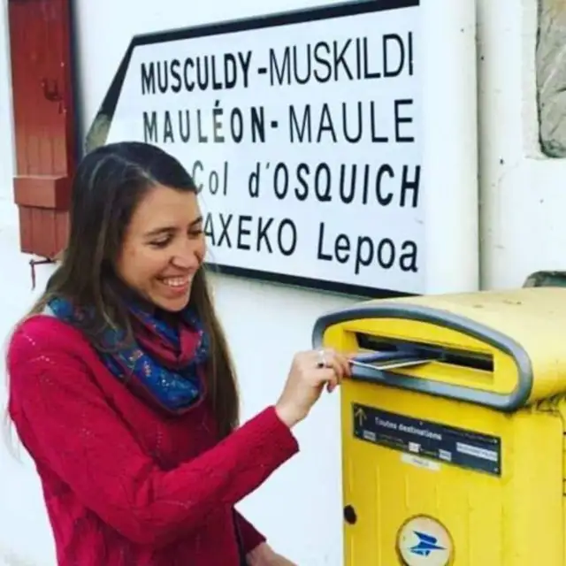 📮¿ Por qué seguir mandando postales? 👇

En un mundo donde todo parece urgente, mandar una postal es un acto de rebeldía.

Hoy sacamos una foto, le ponemos un filtro y en segundos ya está en las redes. Pero una postal…

Una postal se elige.

Se escribe a mano.

Se espera.

Se confía.

Hay que buscar una estampilla, encontrar un buzón o ir al correo, escribir con letra temblorosa sobre una mesa prestada de hotel o café, y dejar que el mensaje viaje a su ritmo.

A veces tarda semanas. A veces meses. Y a veces, llega justo cuando más se necesita.

Mandar postales es como mandar un pedacito del viaje envuelto en tinta.

Es decir: “Estoy lejos, pero pensé en vos”, sin emojis, sin notificaciones.

En un mundo de pantallas y velocidad, me gusta reivindicar lo analógico.

Como dice El Eternauta: “Lo viejo funciona”. Y yo agregaría: lo lento también.

Porque no todo tiene que ser inmediato. Porque lo que llega tarde, a veces, llega más hondo.

¿Vos también mandás postales? ¿O conservás alguna especial? Te leo 😉

✍️

#postales #mailbox #snailbox  #MiBitacoraDeViajes #postalesdelmundo #viajarsinprisa #Analógico
